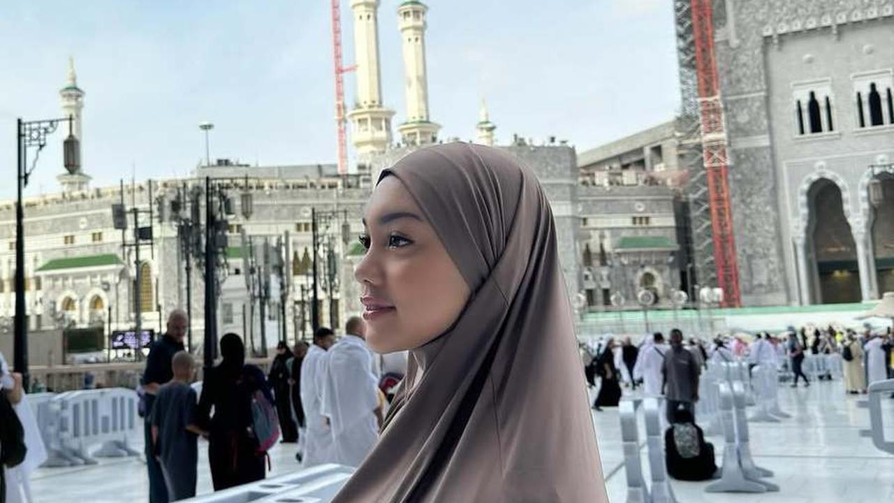 8 Potret Naura Ayu Pakai Hijab Selama Umrah, Banjir Pujian Cantik Betul Masyaallah
