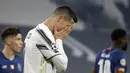 Reaksi pemain Juventus Cristiano Ronaldo saat menghadapi Porto pada pertandingan leg kedua babak 16 besar Liga Champions di Turin, Italia, Selasa (9 /3/2021). Juventus menang 3-2, namun harus tersingkir dari Liga Champions. (AP Photo/Luca Bruno)