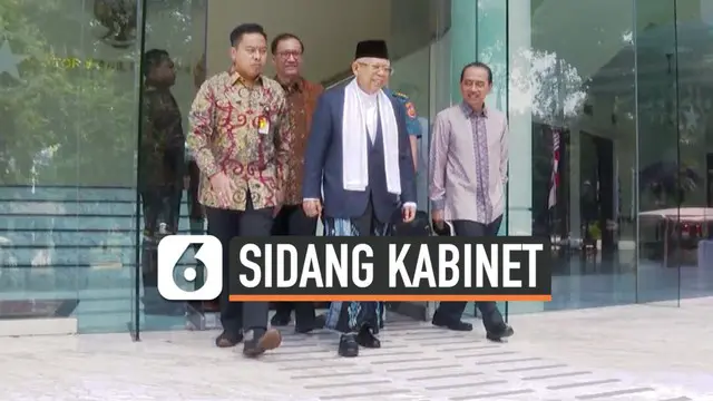 Wapres RI Ma'ruf Amin menghadiri sidang perdana Kabinet Indonesia Maju. Uniknya, hari ini Ma'ruf menghadiri sidang kabinet dengan memakai sarung.