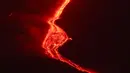 Lava mengalir dari Gunung Etna seperti yang terlihat dari Milo, Sisilia, Italia, Senin (9/8/2021). Gunung berapi paling aktif di Eropa tersebut menyemburkan abu vulkanik dan lava pijar ke sekitar area berpenduduk padat di lerengnya. (AP Photo/Salvatore Allegra)