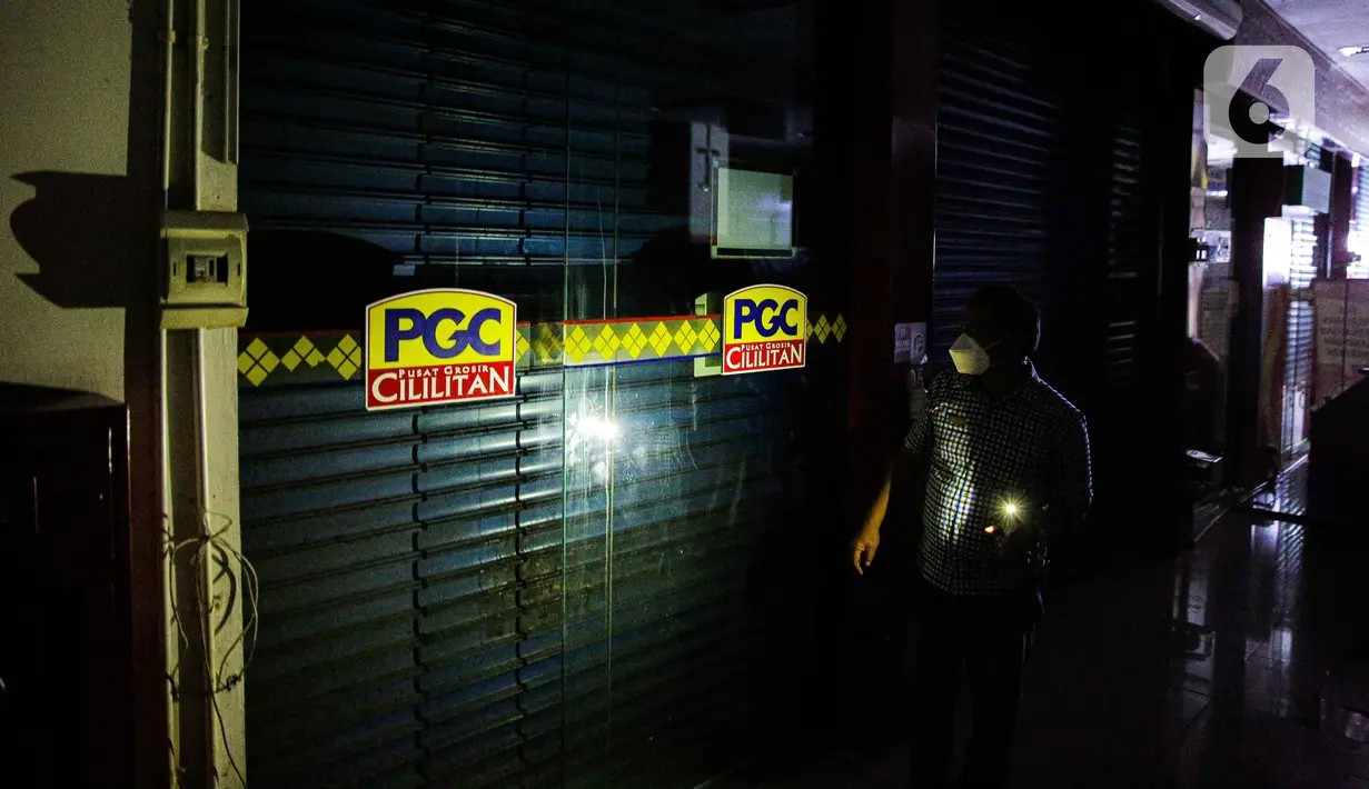 Petugas mengecek kondisi tenant tutup di Mall PGC Cililitan, Jakarta, Selasa (27/7/2021). Menurut keterangan pedagang, pemerintah harus memberikan perhatian kepada para pedagang dan pelaku UMKM di mal dan pusat perbelanjaan seiring diperpanjangnya PPKM Level 4. (Liputan6.com/Faizal Fanani)