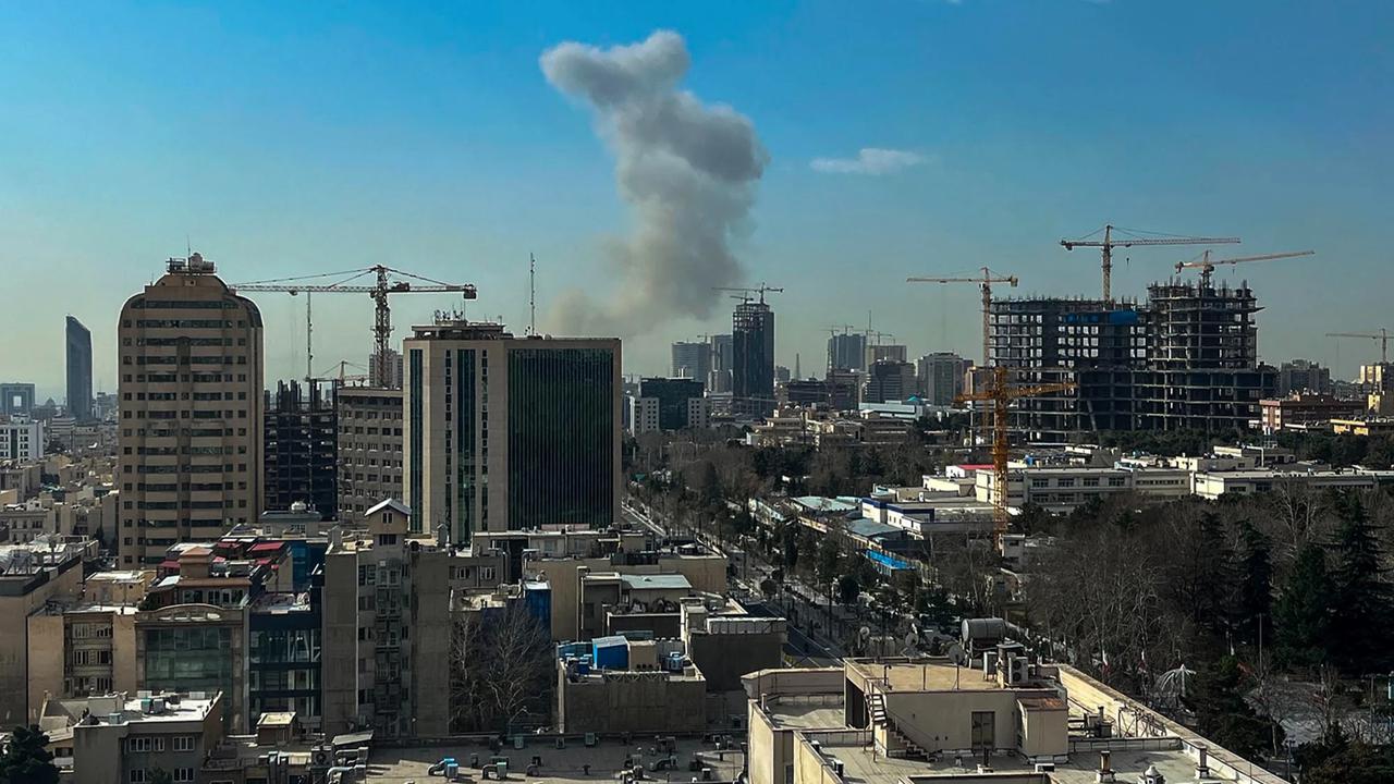 FOTO: Asap Hitam Membubung Usai Serangan Israel di Teheran Iran