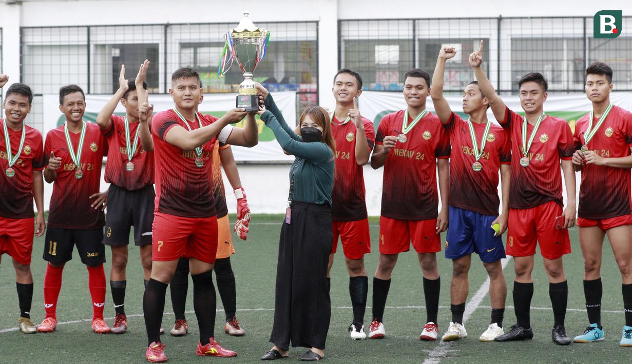 Pemain Bhara FC menerima trofi usai keluar sebagai juara turnamen Bola Sunday League. (Bola.com/M Iqbal Ichsan)