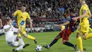 Pemain Barcelona, Adriano berusaha mencetak gol ke gawang Bate Borisov pada laga Liga Champions di Stadion Camp Nou, Spanyol, Rabu (4/11/2015). (Reuters/Albert Gea)