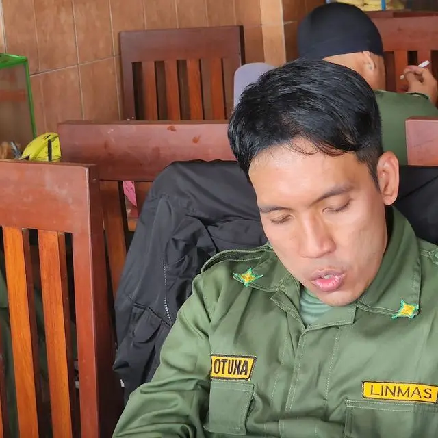 Desta touring bersama The Prediksi dengan seragam Linmas. (Foto: Instagram/imamdarto)