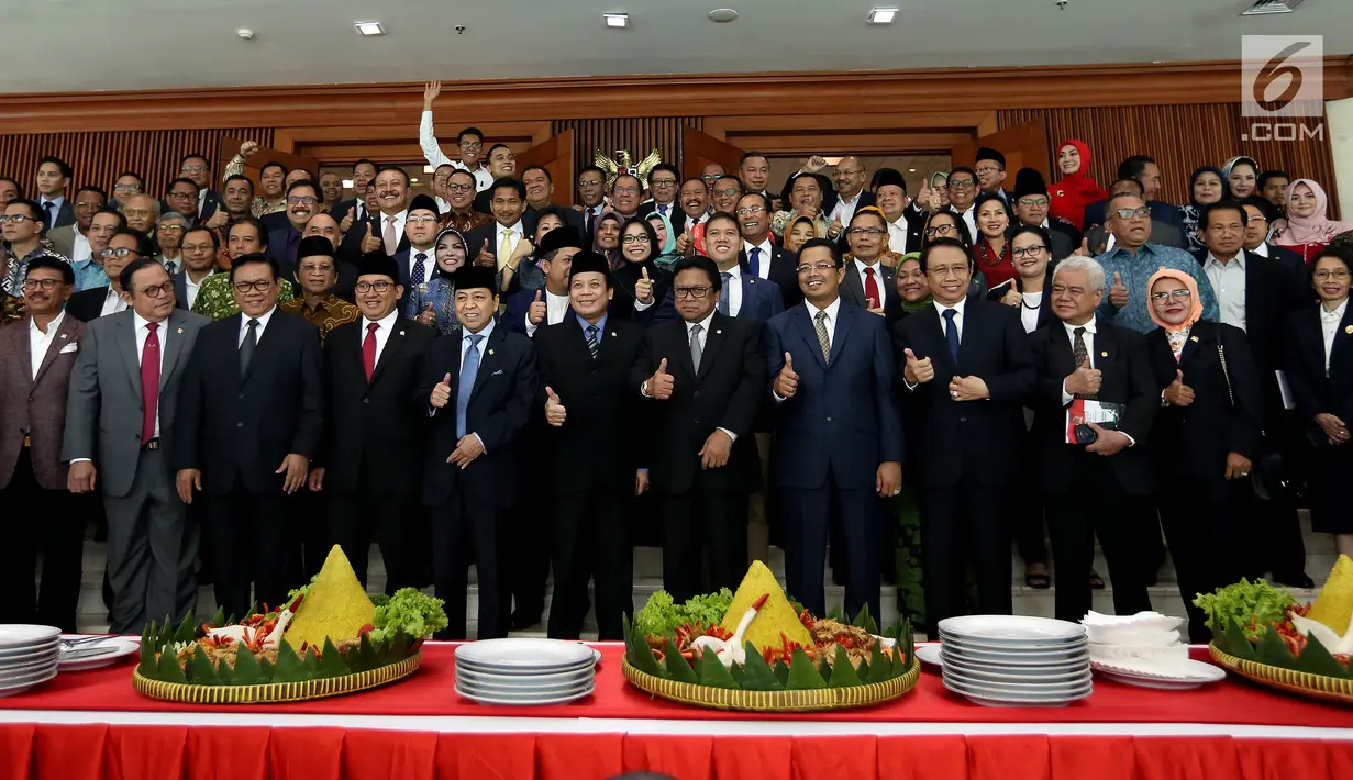 Ketua DPR Setya Novanto bersama Wakil Ketua DPR RI dan para pimpinan lembaga serta mantan pimpinan DPR berfoto bersama seusai rapat paripurna peringatan HUT ke-72 di gedung DPR, Senayan, Jakarta, Selasa (29/8). (Liputan6.com/Johan Tallo)