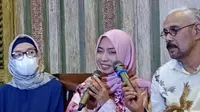 Pertama Kalinya Istri Diplomat Kemlu Arya Daru Muncul ke Publik, Begini Katanya