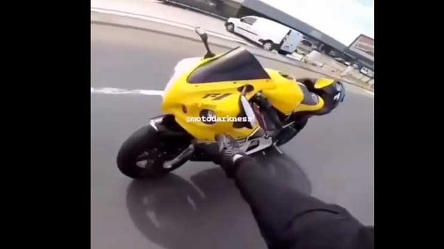 Motor tetap melaju setelah pengendaranya terjatuh