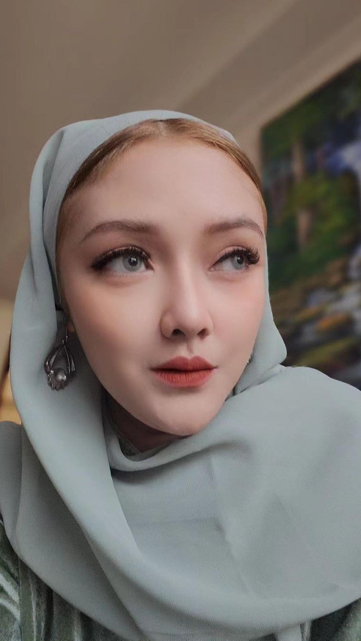 Suci juga tak kalah cantik kala kepalanya ditutupi kerudung. Pantas saja, cucu Soeharto terpikat kepadanya.