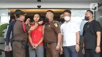 Salah satu ersangka kasus pembunuhan berencana Brigadir J, Richard Eliezer ditunjukkan petugas saat proses pelimpahan berkas perkara tahap dua kasus di Gedung Kejaksaan Agung, Jakarta, Rabu (5/10/2022). Penyidik Bareskrim Polri menyerahkan 11 tersangka dan barang bukti kepada Kejaksaan Agung dalam pelimpahan tahap dua terkait kasus pembunuhan berencana Brigadir J dan obstruction of justice yang salah satunya menjerat mantan Kadiv Propam Ferdy Sambo. (Liputan6.com/Herman Zakharia)