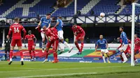 Bek Everton, Michael Keane menyundul bola masuk ke gawang Liverpool yang dikawal Adrian (Catherine Ivill / POOL / AFP)