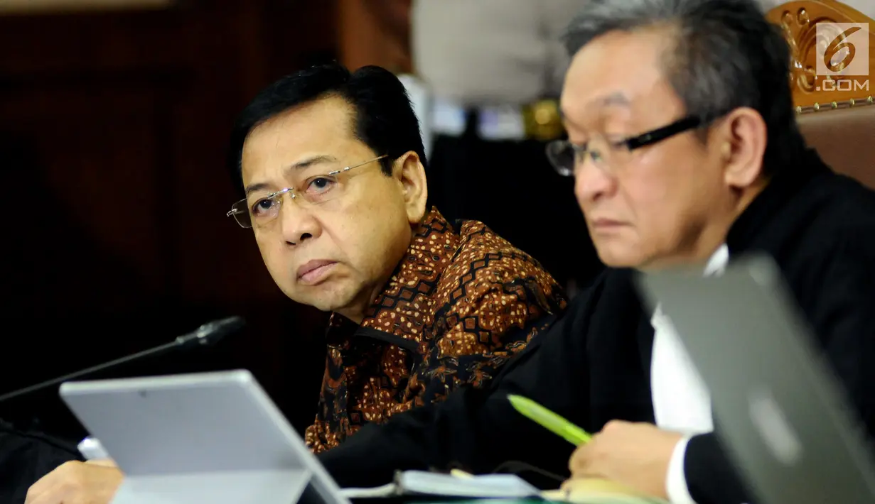 Terdakwa dugaan korupsi proyek e-KTP Setya Novanto (kanan) bersama kuasa hukumnya saat mengikuti sidang lanjutan di Pengadilan Tipikor, Jakarta, Kamis (11/1). Sidang mendengar keterangan empat orang saksi. (Liputan6.com/Helmi Fithriansyah)