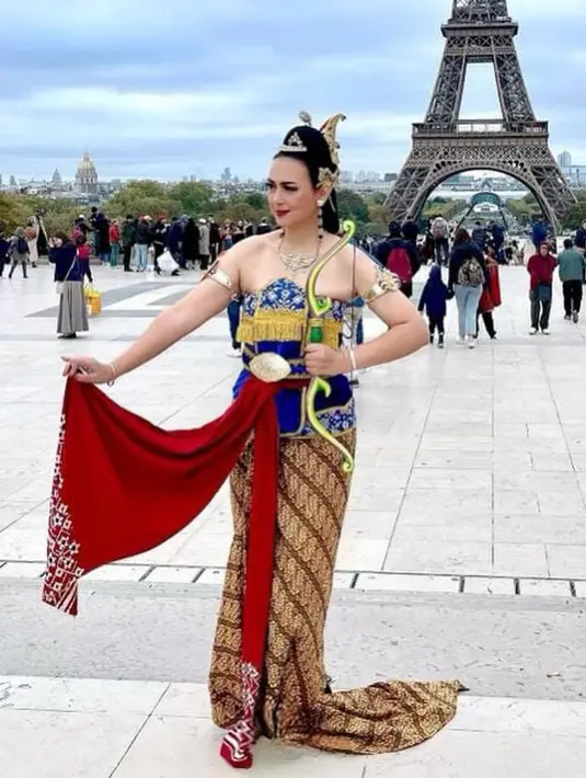 Sebelum mengikuti loma tari di Paris, Prancis, Ira Wibowo dan rombongan terlebih dulu menyambangi menara Eiffel. Artis berusia 55 tahun itu mengenakan kostum tari berjalan dan menari di salah satu bangunan tertinggi di Paris tersebut. [Instagram/irawbw]