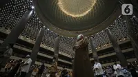 Umat muslim melaksanakan salat tarawih di Masjid Istiqlal, Jakarta, Senin (12/4/2021). Pemerintah menetapkan awal puasa atau 1 Ramadan 1442 H jatuh pada 13 April 2021 berdasarkan keputusan bulat dari berbagai ormas Islam hingga ahli astronomi dalam Sidang Isbat. (Liputan6.com/Johan Tallo)