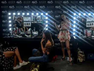 Sejumlah model berada di ruang rias di belakang panggung sebelum tampil membawakan busana Jay Star Jeans di Colombiamoda sebagai bagian dari Colombia Fashion Week di Medellin, Departemen Antioquia, Kolombia (25/7). (AFP Photo/Joaquin Sarmiento)