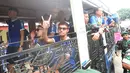 Pemain Persib Bandung, Rezaldi Hehanusa, menyapa Bobotoh yang memadati sepanjang jalan rumah Bos Persib Bandung, Umuh Muchtar, di Tanjungsari, Sumedang, Sabtu (2/6/2024). (Bola.com/M Iqbal Ichsan)