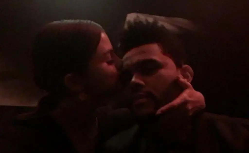 Pose mesra Selena Gomez dan sang kekasih, The Weeknd. [foto: instagram/theweeknd]