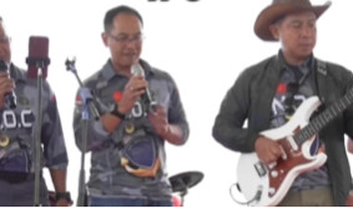 Jenderal Agus Subiyanto yang mahir bermain gitar memamerkan skillnya saat membawakan lagu milik Bon Jovi berjudul "It's My Life".<br>