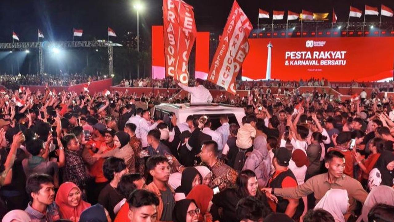 VIDEO: Momen Hangat Prabowo Peluk Cium Anak-anak dan Sapa Warga dari Atas Maung