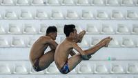 Foto: Penampilan Kompak Pasangan Senior Andriyan dan Adityo di Loncat Indah Kejurnas Akuatik 2026