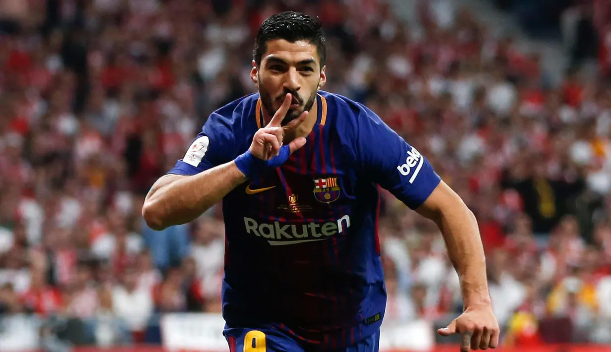 Penyerang Barcelona, Luis Suarez melakukan selebrasi usai mencetak gol ke gawang Sevilla di final Copa del Rey di stadion Wanda Metropolitano di Madrid (21/4). Barcelona menang 5-0.  (AP Photo / Paul White)