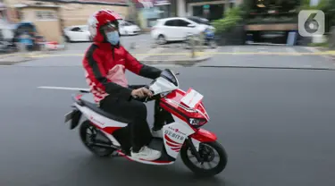 Kurir Lion Parcel mencoba motor listrik, GESITS buatan PT Wika Industri Manufaktur di Jakarta, Kamis (14/10/2021). Lion Parcel menjadi perusahaan logistik pertama di Indonesia yang mengimplementasikan penggunaan motor listrik dalam proses pengantaran paket. (Liputan6.com/Fery Pradolo)