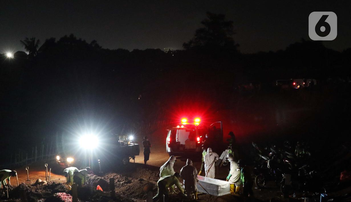 Proses pemakaman jenazah dengan protokol COVID-19 di TPU Pondok Ranggon, Jakarta, Sabtu (19/9/2020). Hari ini Sabtu (19/9), 44 jenazah dimakamkan dengan protokol COVID-19 di TPU Pondok Ranggon sementara pada Jumat (18/9) 36 jenazah dan Kamis (17/9) 41 jenazah. (Liputan6.com/Helmi Fithriansyah)