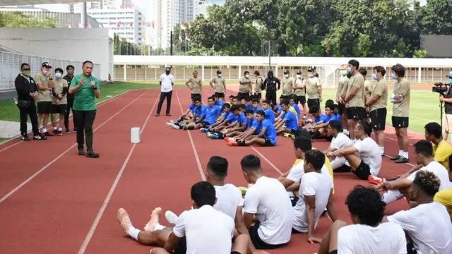 Ketua PSSI, Mochamad Iriawan, saat mengunjungi latihan Timnas Indonesia.