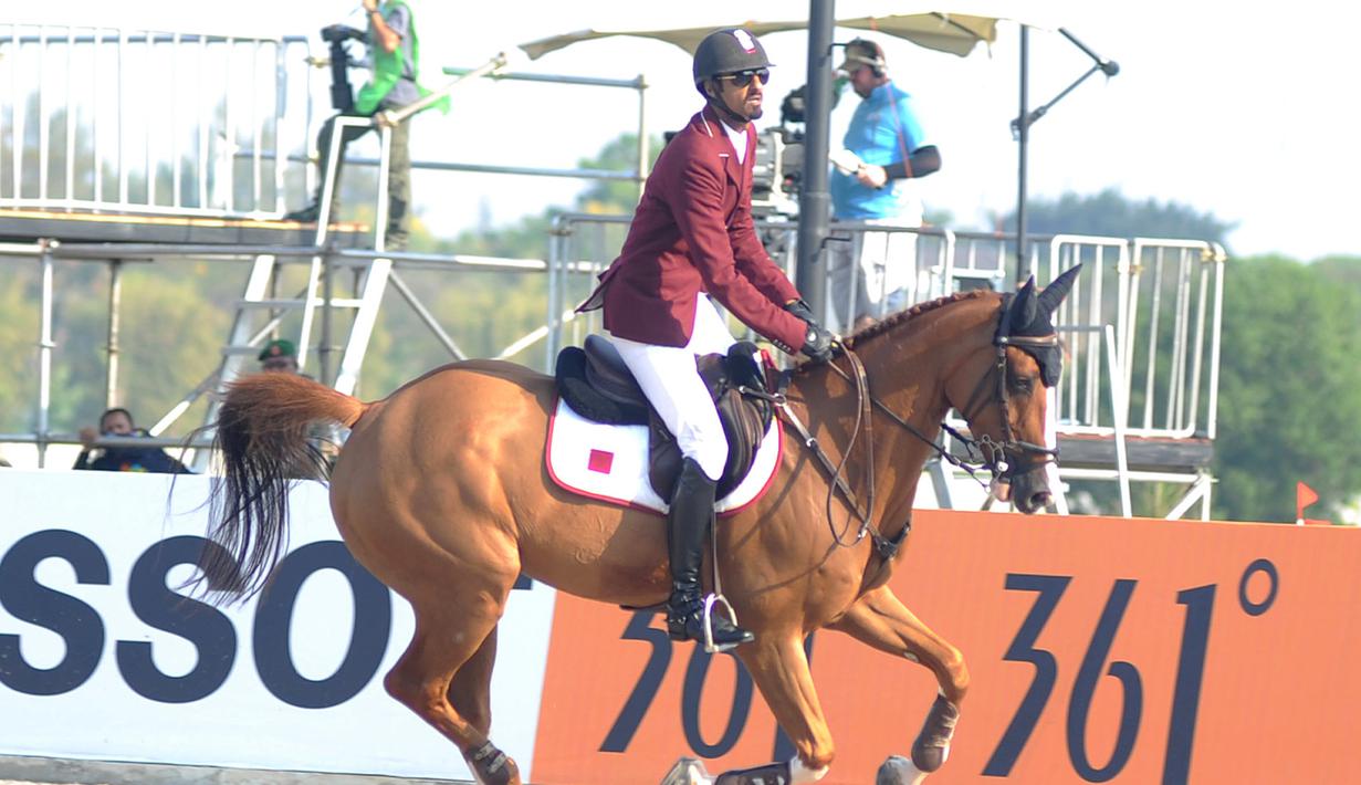 Atlet ketangkasan berkuda Qatar, Althani Al mengendalikan kuda yang bernama Sirocco  saat final round 1 individual jumping Asian Games 2018 di Jakarta Kamis (30/8). Sirocco merupakan kuda termahal yang tampil di Asian Games 2018. (Merdeka.com/Arie Basuki)