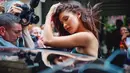 "Kenapa orang-orang tak bisa berteman tanpa adanya gosip," tulis Bella Hadid atas kabar mengenai kisah cintanya di lagu Finesse. (instagram/bellahadid)