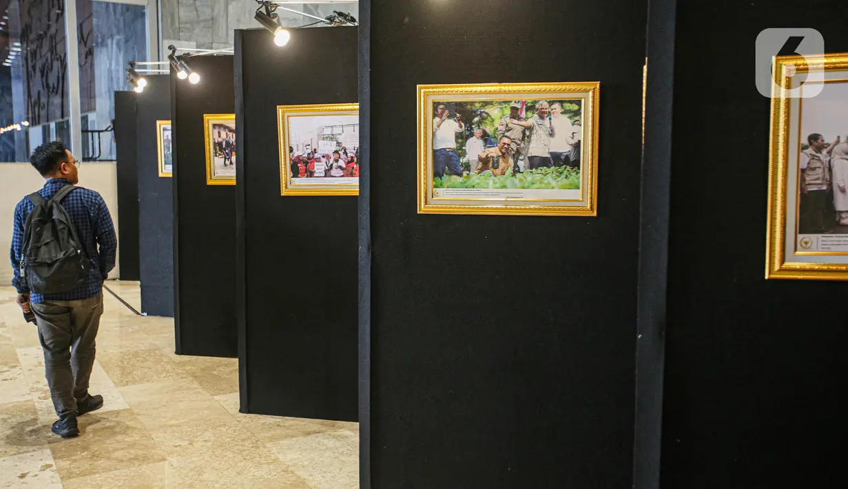 Suasana pameran Foto Warna-warni Parlemen ke XIII/2023 yang digelar di Gedung Nusantara II, Jakarta. (Liputan6.com/Faizal Fanani)