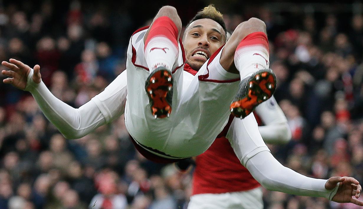 Striker Arsenal Pierre-Emerick Aubameyang melakukan salto saat merayakan golnya ke gawang Stoke City pada pertandingan Liga Inggris di Stadion Emirates, London (4/1). Aubameyang berhasil menyumbang dua gol untuk Arsenal. (AP Photo/Tim Ireland)