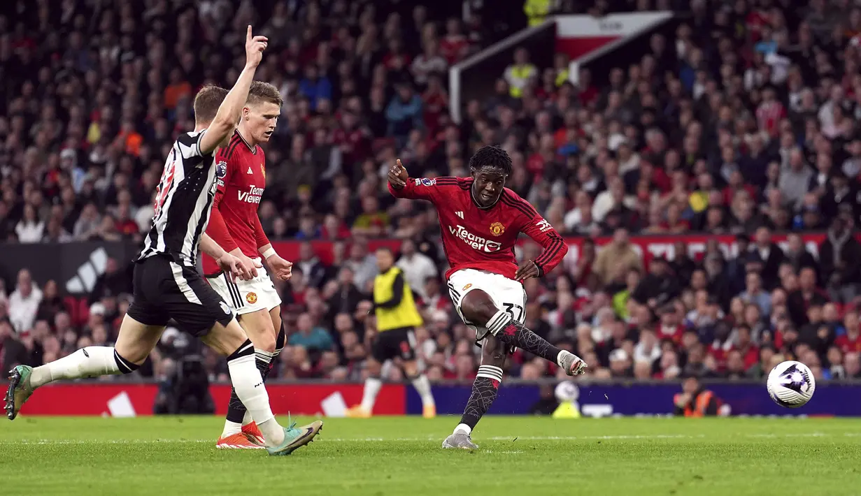Gelandang Manchester United, Kobbie Mainoo (kanan) mencetak gol pertama timnya ke gawang Newcastle United pada laga tunda pekan ke-34 Liga Inggris 2023/2024 di Old Trafford Stadium, Manchester, Rabu (15/5/2024). (PA via AP Photo/Martin Rickett)