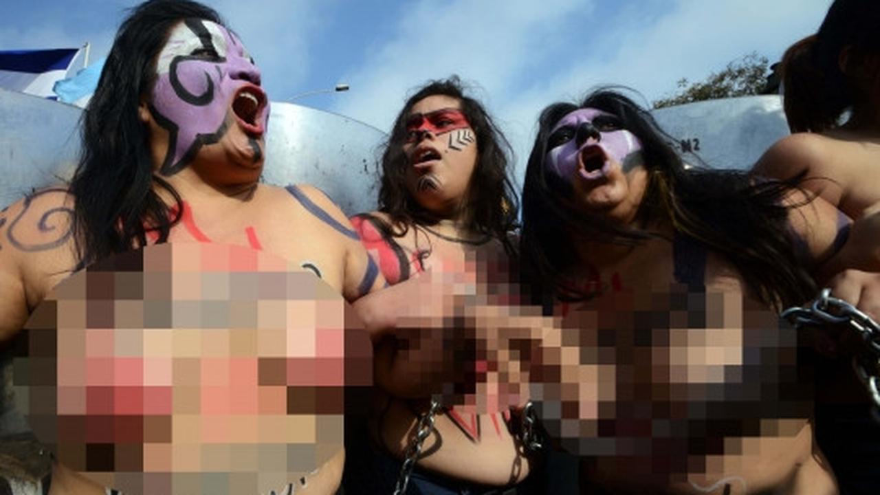 Wanita Peru umbar payudara serukan antikekerasan terhadap perempuan