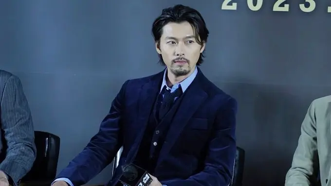 Resmi Jadi Ayah, Hyun Bin Tampil Necis dan Brewokan di Konpres Film Terbaru