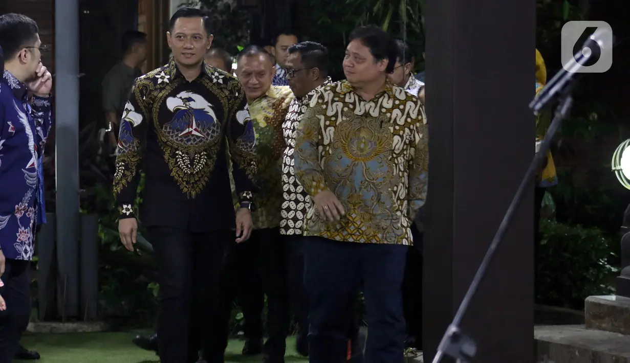 Setibanya di Puri Cikeas, Ketua Umum Partai Golkar, Airlangga Hartarto langsung bertemu dengan Ketua Majelis Tinggi Partai Demokrat, Susilo Bambang Yudhoyono (SBY). (Liputan6.com/Helmi Fithriansyah)
