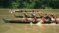 Balap perahu penambang pasir memeriahkan Festival Serayu 2016. (Liputan6.com/Muhamad Ridlo)