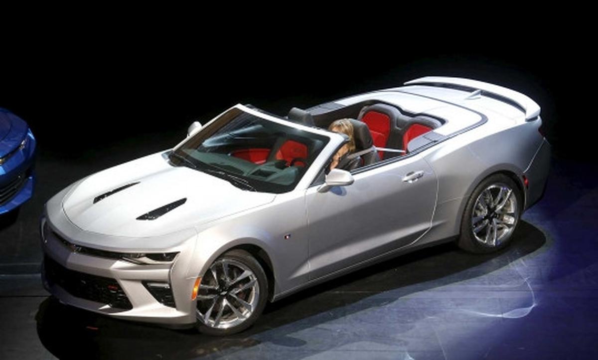 Pesona Chevrolet Camaro 2016 dengan atap terbuka