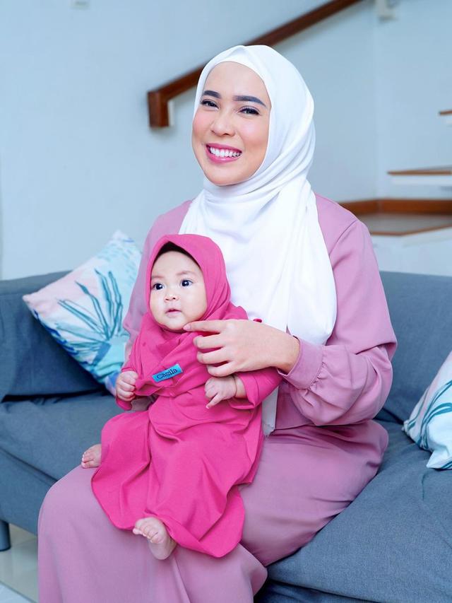 7 Potret Sada Aminahanara Putri Fitri Tropica saat Pakai Hijab, Menggemaskan