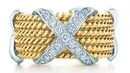 Cincin dengan aksen tambang menjadi statement tersendiri pada penampilan. Pada kesempatan ini, Rosé kenakan Tiffany & Co. Schlumberger® Rope Six-Row X Ring with diamonds. (Foto: Tiffany & Co.)