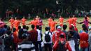 Para pemain Persija Jakarta melakukan pemanasan saat melihat sesi latihan di Lapangan Banteng, Jakarta, Selasa (11/4/2017). Persija menargetkan masuk lima besar Liga 1 Indonesia. (Bola.com/Nicklas Hanoatubun)