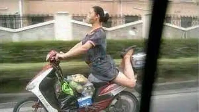 6 Potret Emak-Emak Pakai Motor Anti-Mainstream Ini Bikin Tepuk Jidat