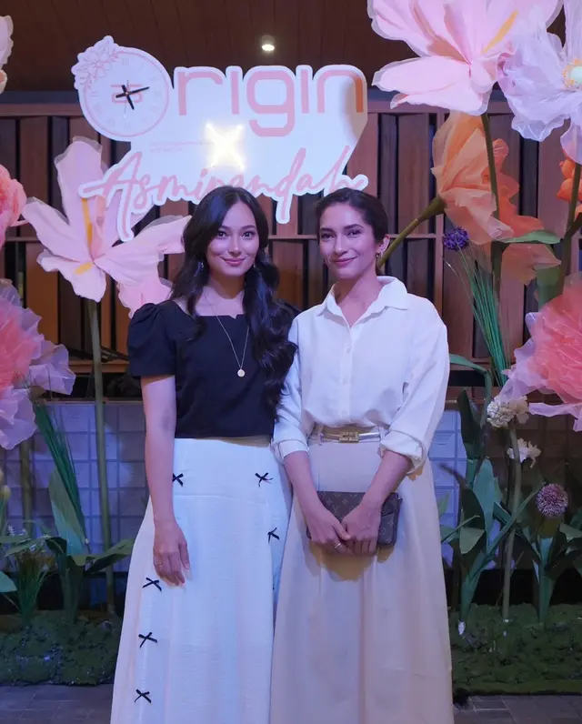 Dulu sering jadi ibu dan anak, 6 potret akrab Asmirandah & Vira Yuniar di dunia nyata bak kakak-adik