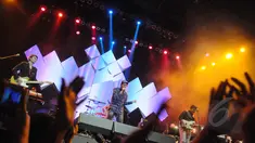 Grup band Sheila On 7 saat tampil di panggung Java Jazz 2015 di JIExpo Kemayoran, Jakarta, Jumat (6/3). Festival musik jazz tahunan tersebut berlangsung tiga hari dan mengangkat tema "Exploring Indonesia". (Liputan6.com/Faizal Fanani)