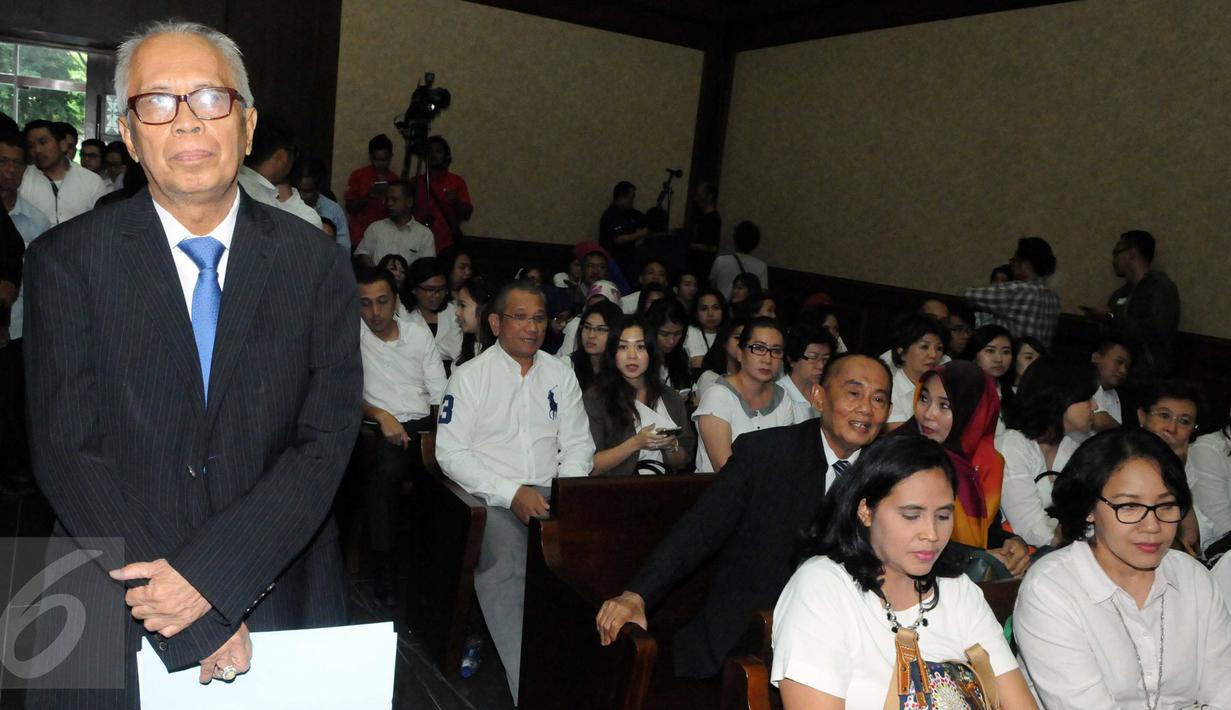 Terdakwa OC Kaligis saat jalani sidang pembacaan vonis di pengadilan Tipikor, Jakarta, (17/12). Kaligis terbukti menyuap majelis hakim dan penitera PTUN di Medan sebesar 27 ribu dolar AS dan 5 ribu dolar Singapura. (Liputan6.com/Helmi Afandi)
