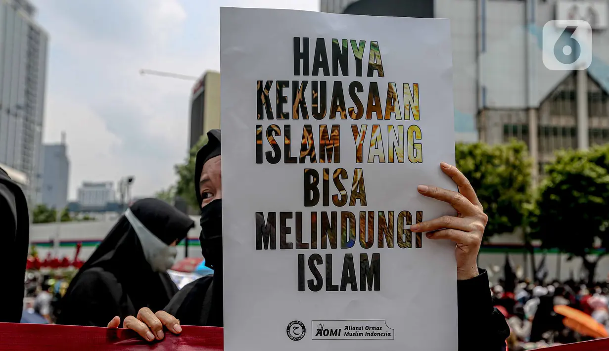 Sejumlah ormas Islam menggelar aksi kecam pernyataan Presiden Prancis di kawasan Sarinah, Jakarta, Rabu (4/11/2020). Dalam aksi unjuk rasa tersebut mereka mengecam pernyataan Presiden Prancis Emmanuel Macron yang diaanggap menghina Islam dan Nabi Muhammad. (Liputan6.com/Faizal Fanani)