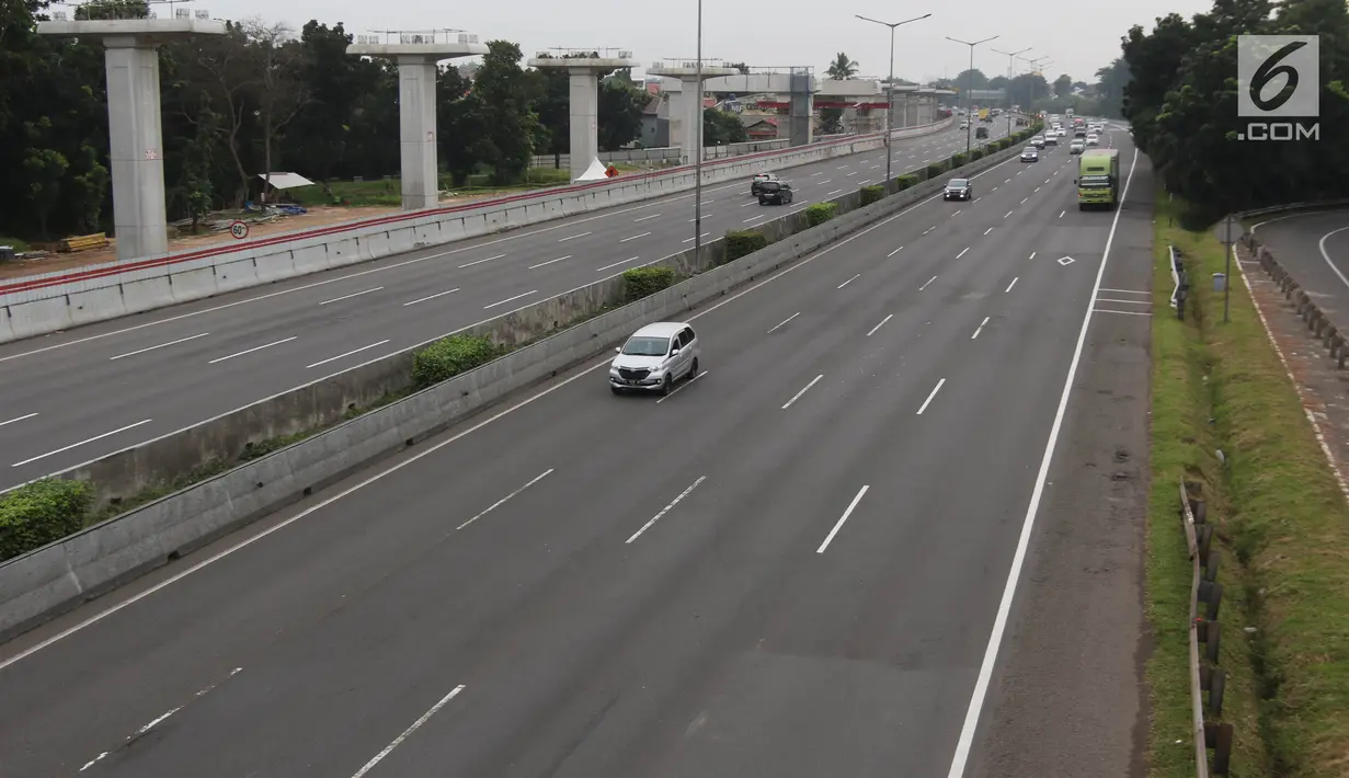 Kondisi arus lalu lintas di Jalan Tol Jakarta-Cikampek, Selasa (13/3). Secara keseluruhan, dampak kebijakan penurunan kendaraan rata-rata mencapai 35 persen atau 2.783 kendaraan selama tiga jam pemberlakukan kebijakan. (Liputan6.com/Arya Manggala)