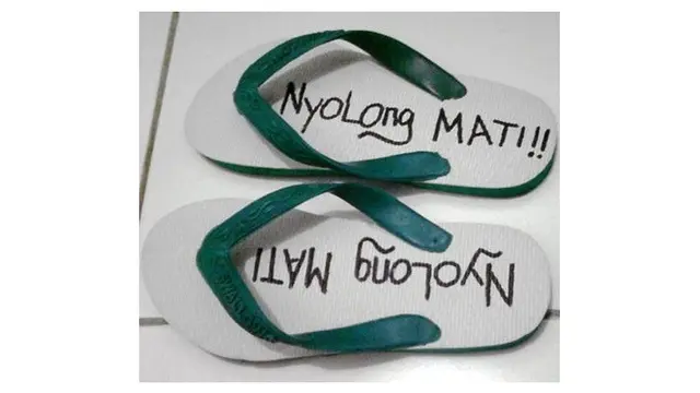 Tulisan Lucu di Sandal Jepit Ini Bikin Ketawa Cekikikan