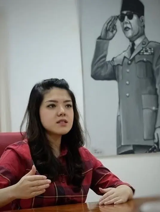 "Dulu sosial media bener-bener cuma buat sama temen-temen deket aja gitu, kayak Facebook. Tapi mulai Twitter dan Instagram mulai untuk ke publik. Misalnya udah mulai untuk media promosi sebagai publik figure,” jelasnya. (Instagram/tinatoon101)