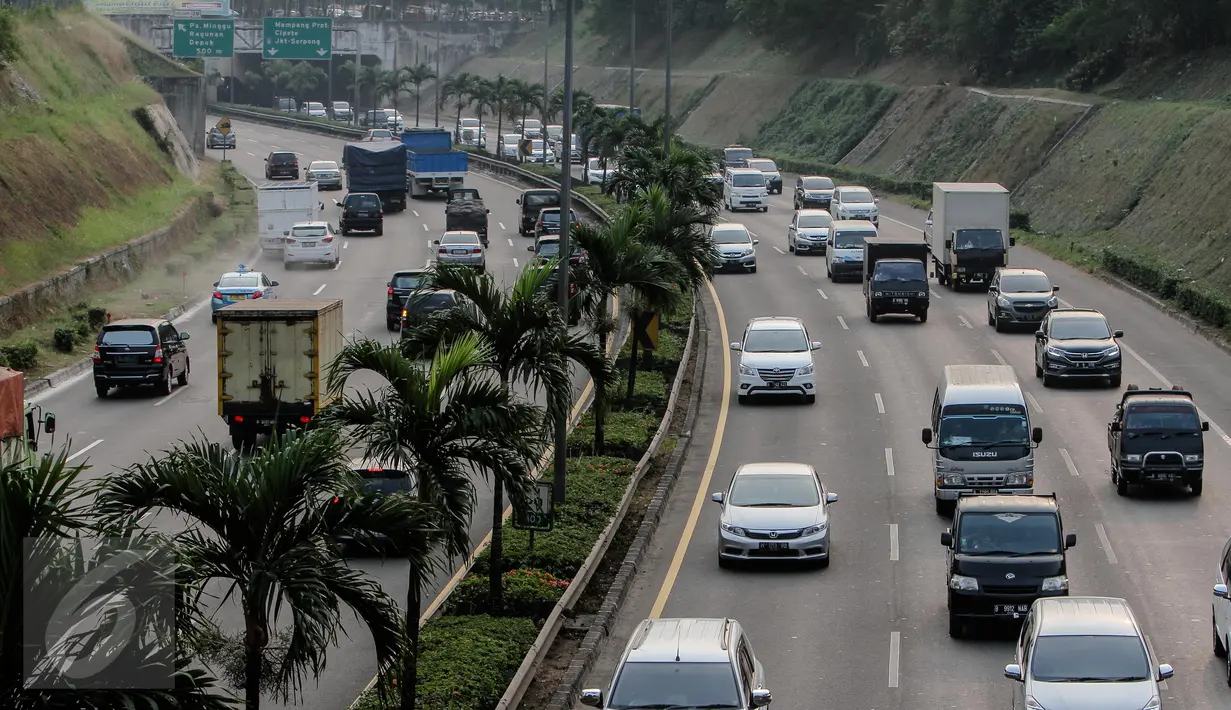Kendaraan berlalu lalang melintasi tol Jagorawi, Jakarta, Rabu (8/7/2015). Pemerintah mulai Selasa (7/7) pukul 00.00 WIB memberikan diskon tarif seluruh ruas jalan tol sebesar 25-35 persen sampai Rabu (22/7) pukul 24.00 WIB. (Liputan6.com/Faizal Fanani)